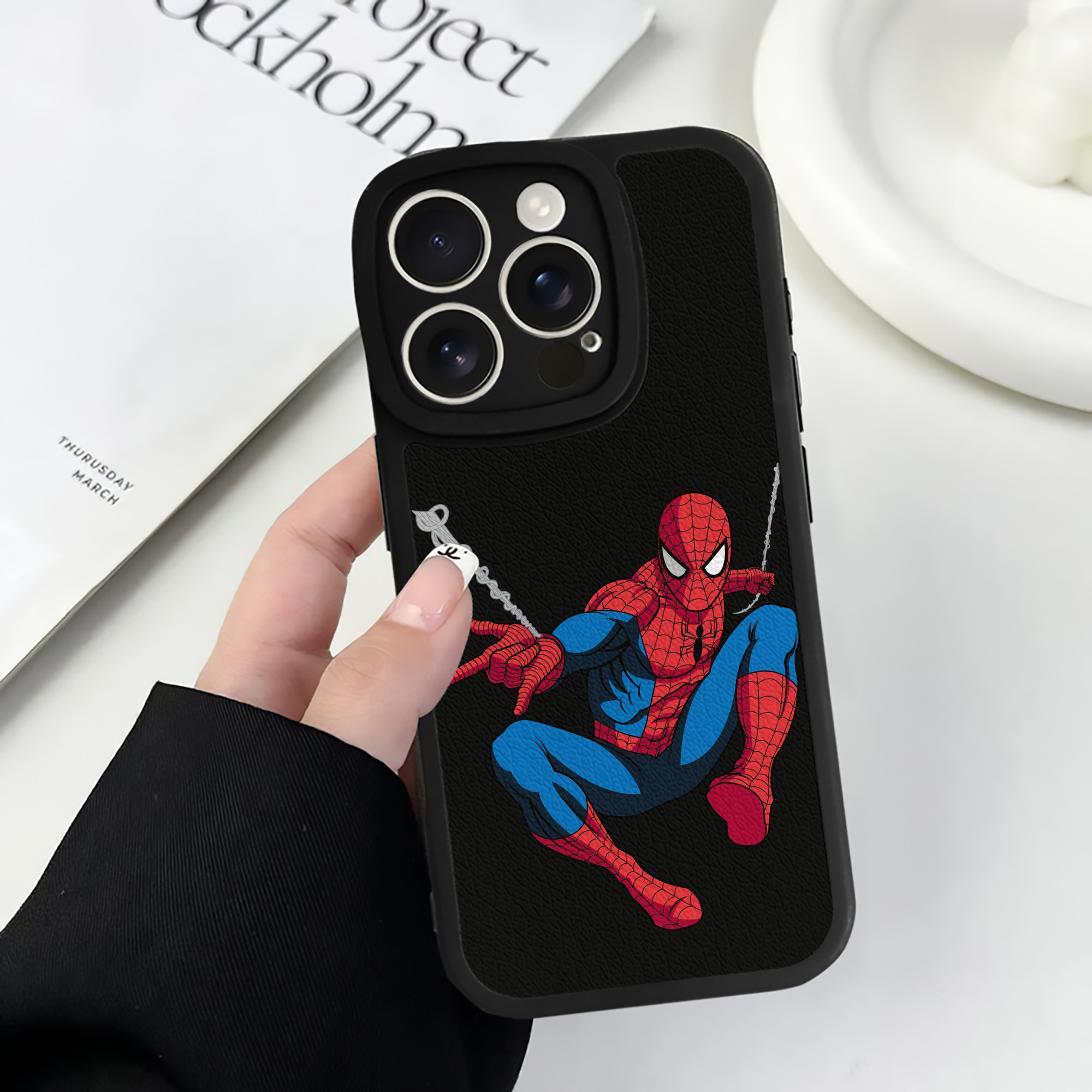 （画像用） アベンジャーズ The Avengers 【iPhone 16シリーズ対応】シリコンスマホケース（レザー調） 材質：シリコン